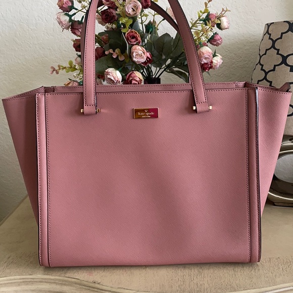 kate spade Handbags - NWOT Kate spade handbag tote